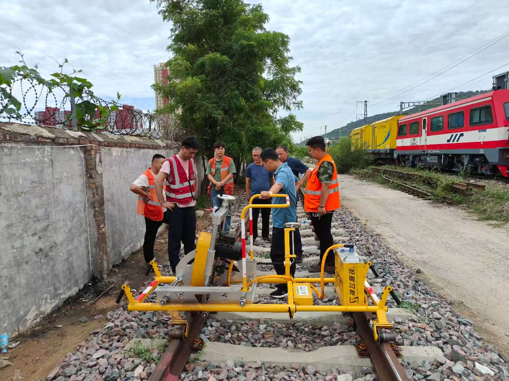 【神速响应 高效助力】神飞高铁锂电砂带打磨机星夜驰援太原局太中银线路集中修!