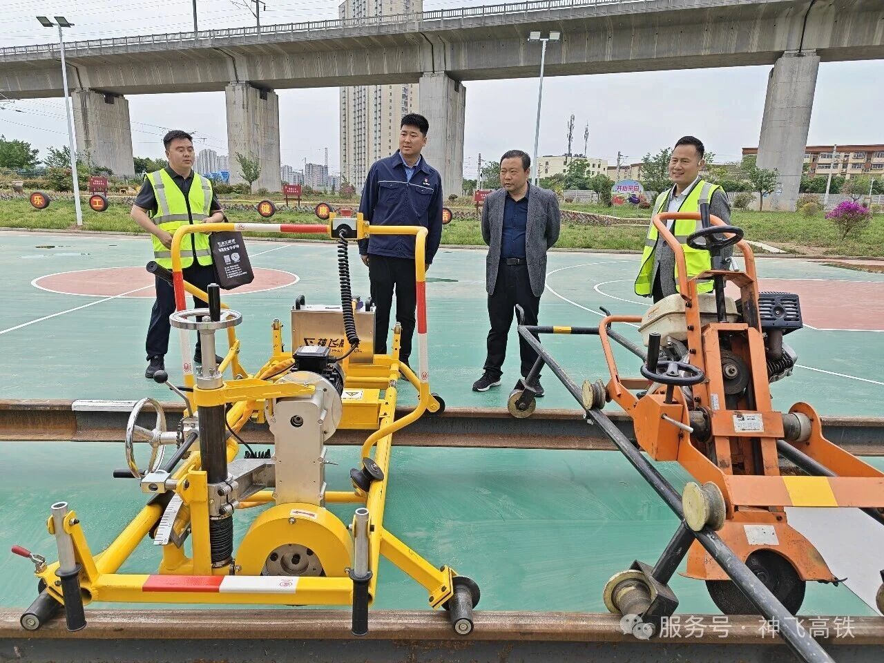 全路普速铁路线路施工维修研讨会西安召开 神飞高铁养路装备精彩亮相